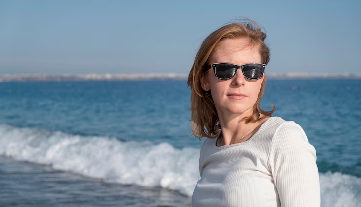 medium-shot-woman-wearing-sunglasses_23-2148927293